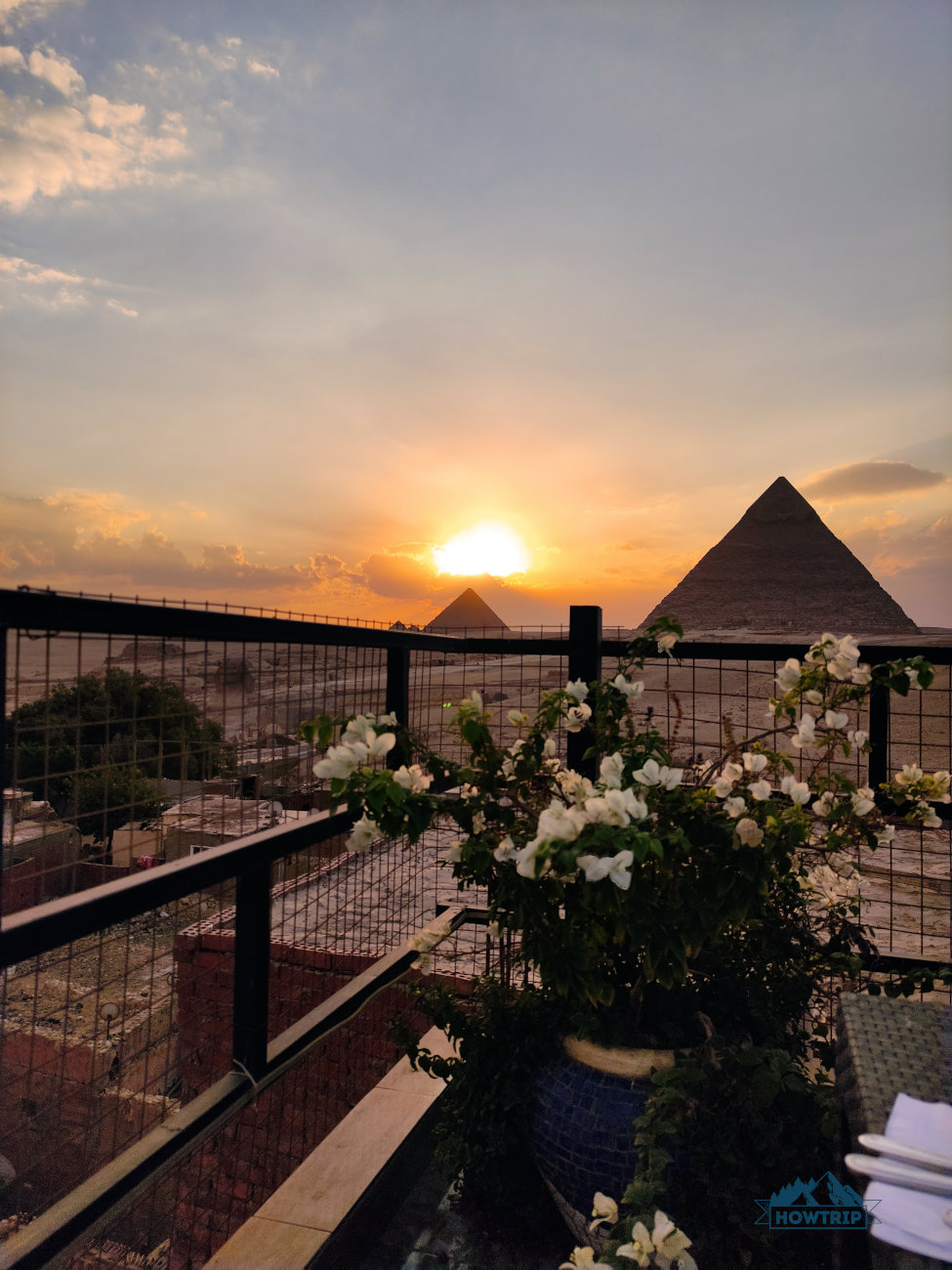 Вид из отеля на пирамиды