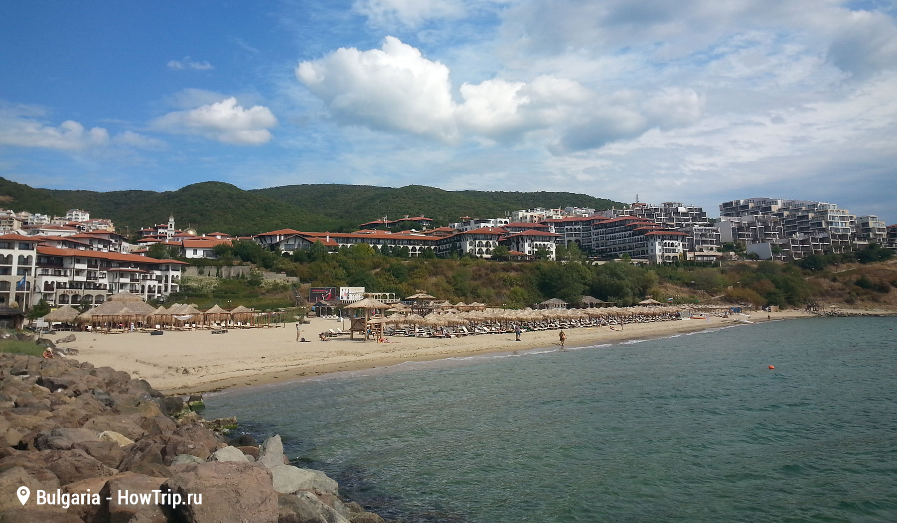 Пляж и отели у моря в Болгарии