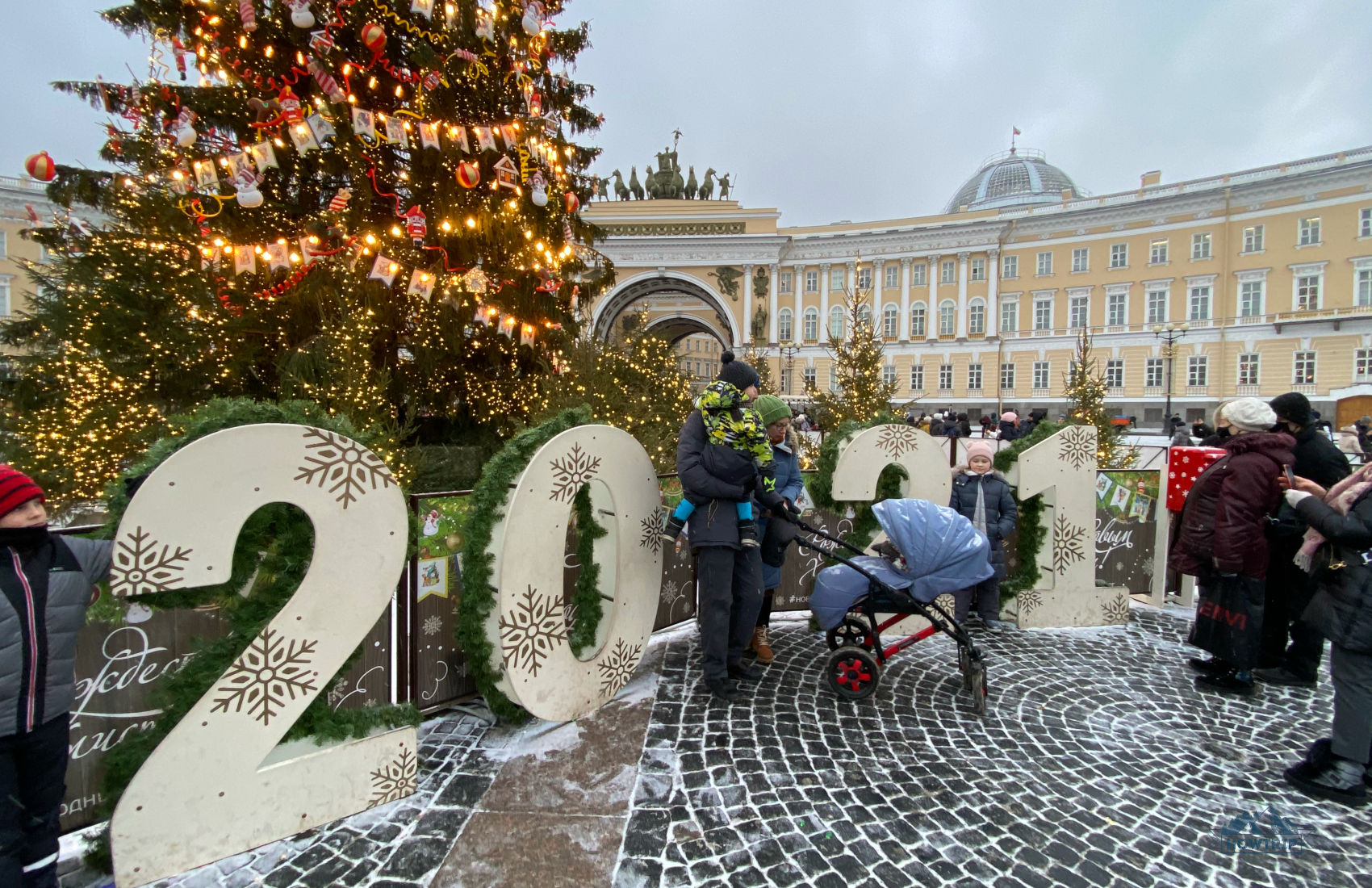Дворцовая площадь в Санкт-Петербурге на Новый год