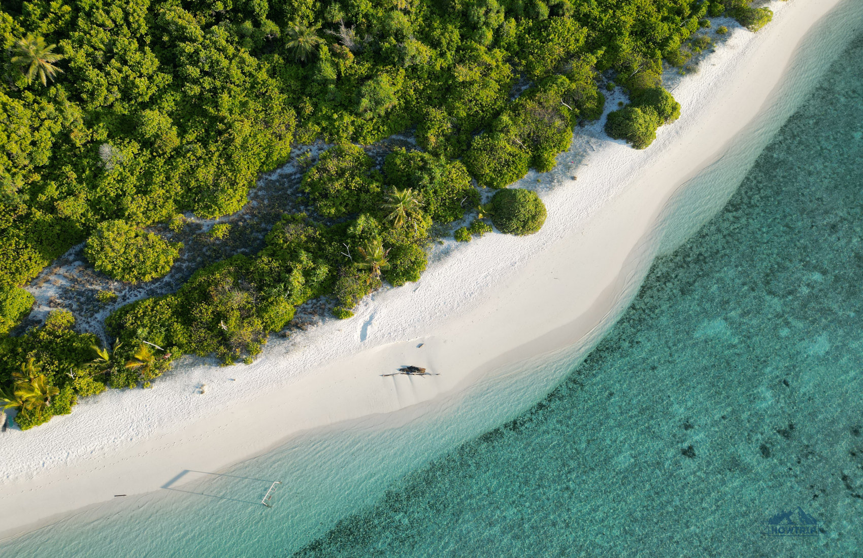Пляж на Феридху Мальдивы с дрона