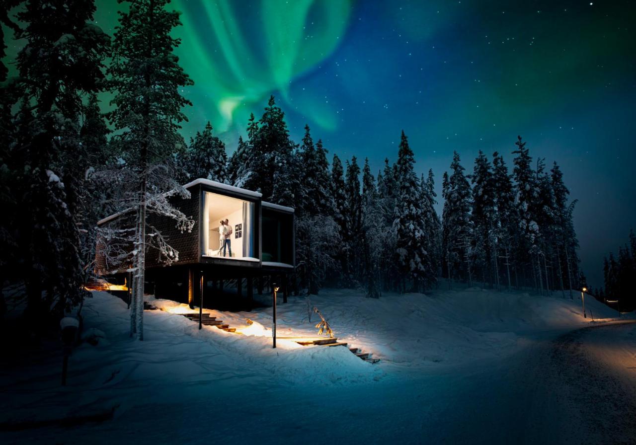 Стеклянные иглу в Финляндии с видом на северное сияние