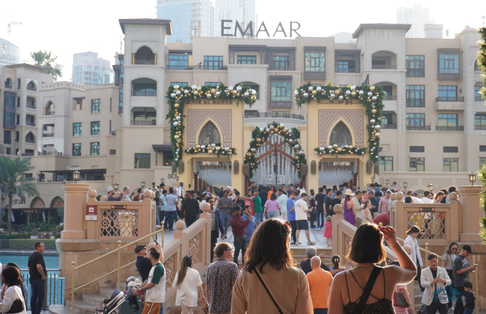 Новогодние украшения рядом Dubai Mall Бурдж Халифа