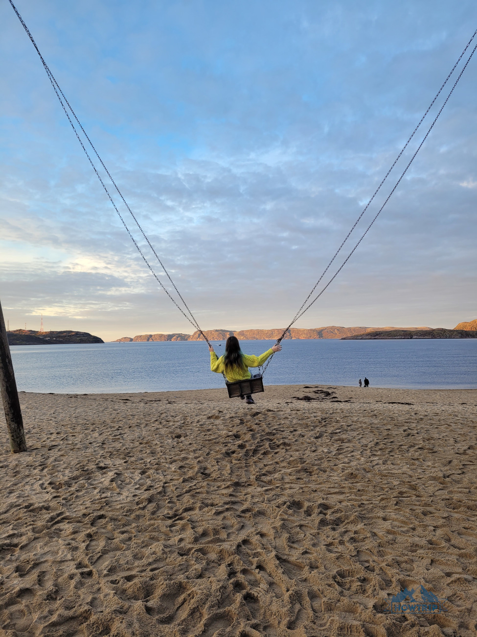 Качели на берегу моря