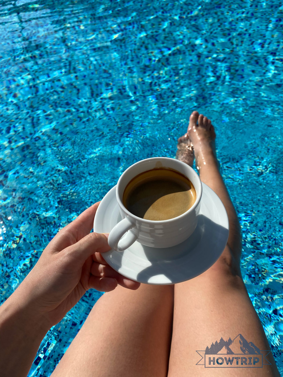 Кофе у бассейна