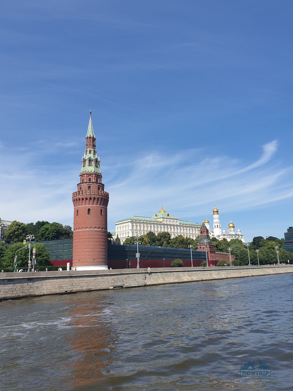 Кремль во время водной прогулки по Москве реке