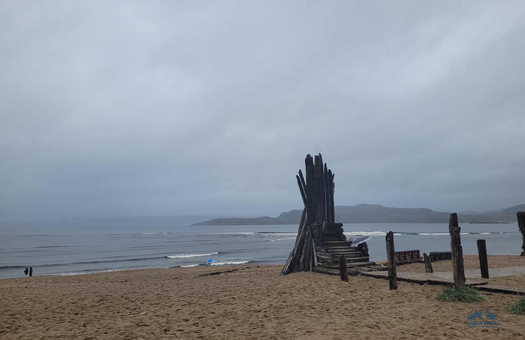 Песчаный пляж Териберка с троном