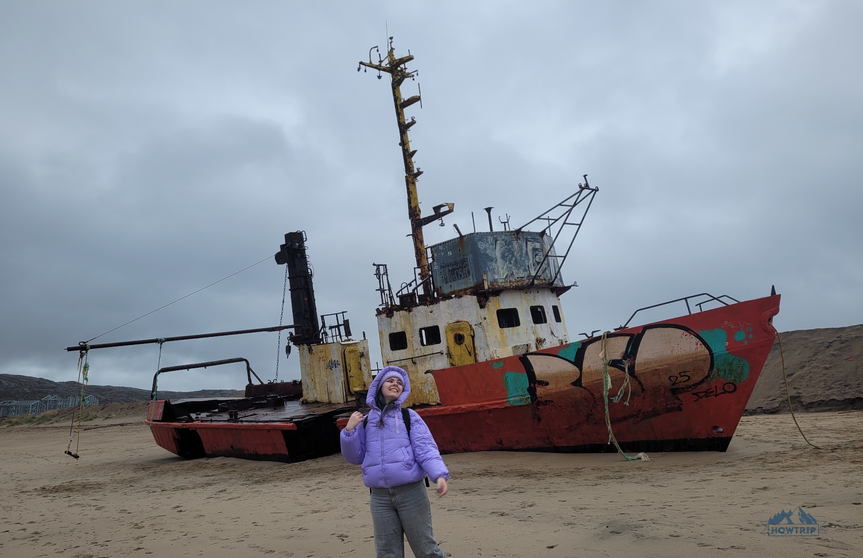 Териберка и корабль на берегу пляж