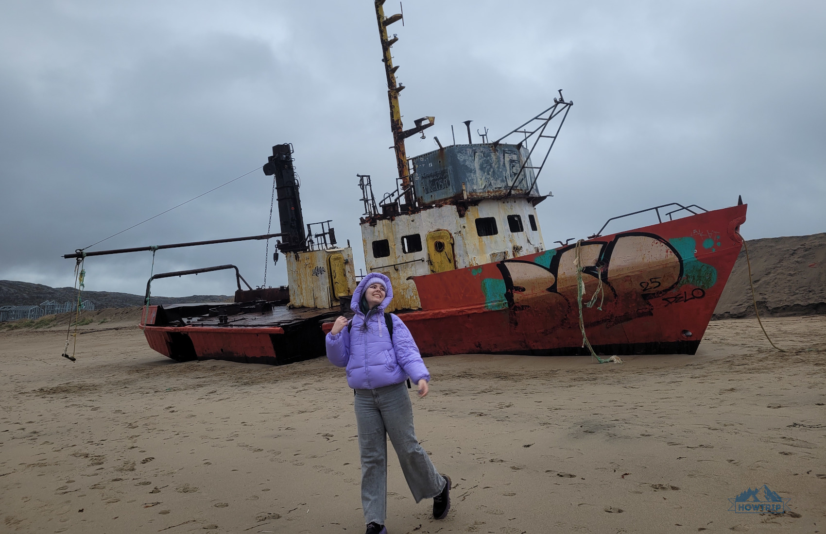 Териберка и корабль на берегу