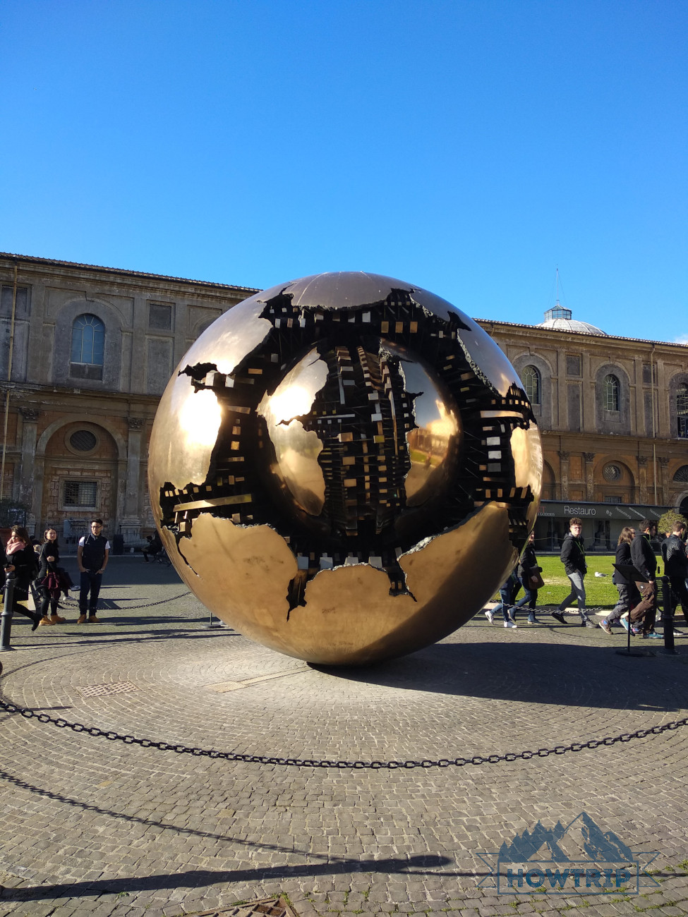 Золотой земной шар в Ватикане