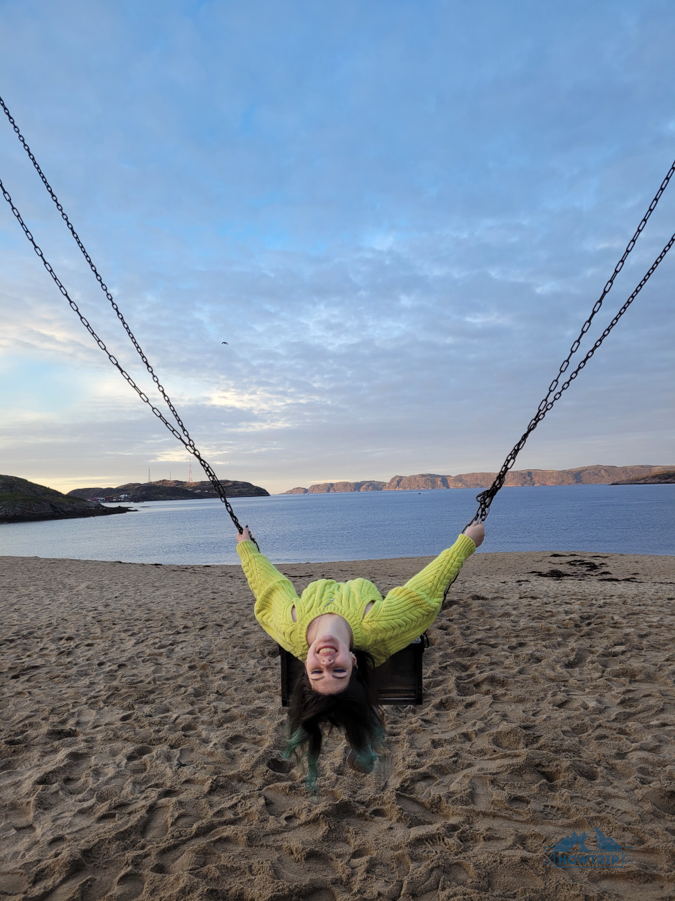 качели на пляже