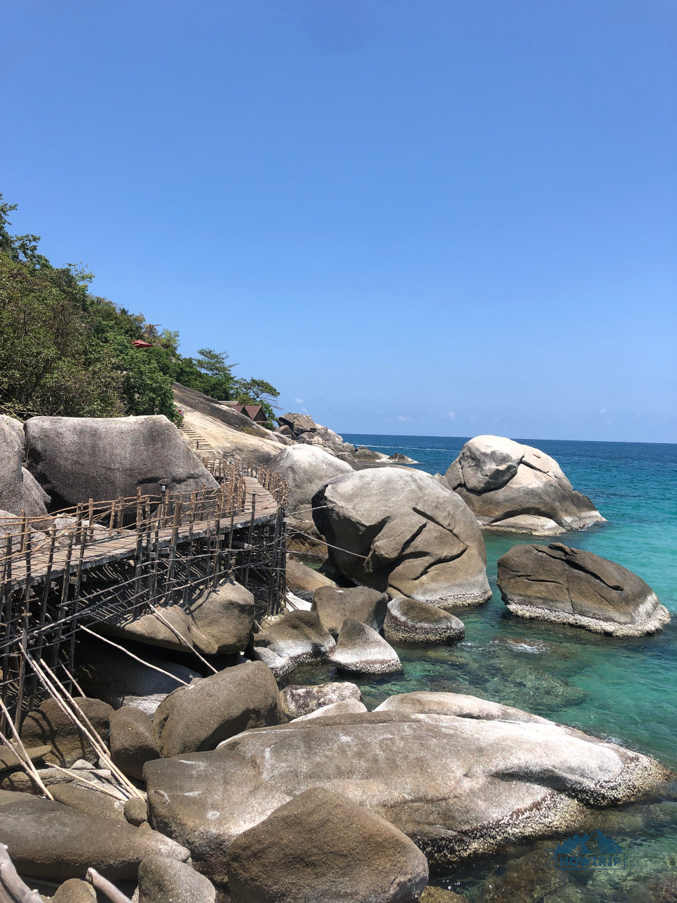 пляж с камнями на острове Пханган