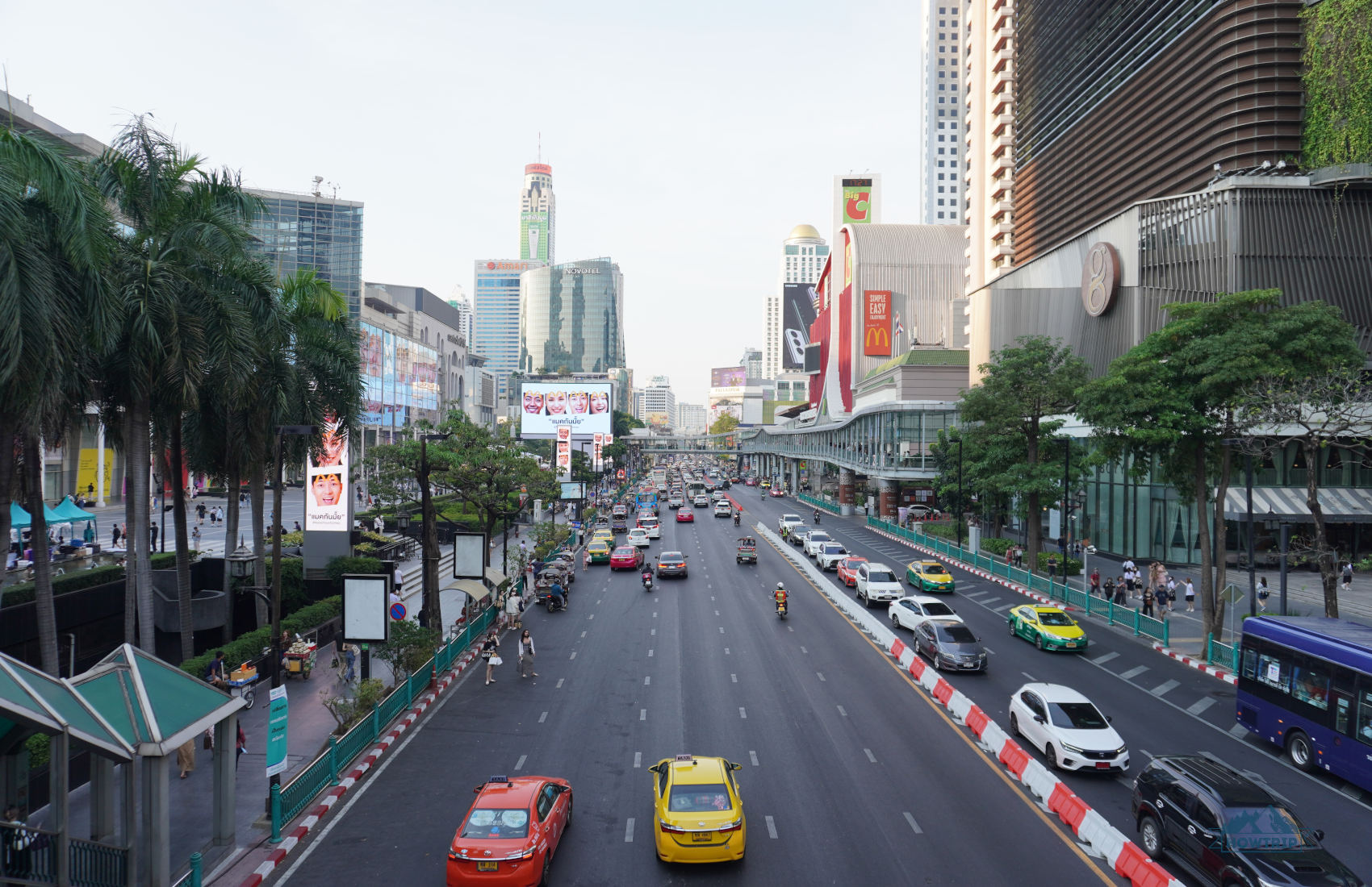улица с торговыми центрами в Бангкоке