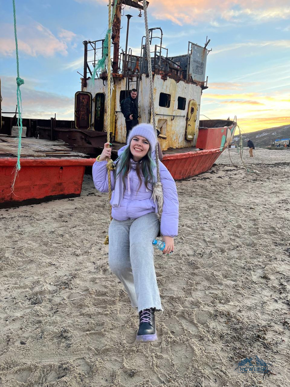 я и выброшенный корабль в Териберке