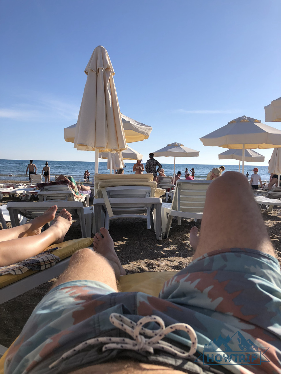 Пляж в Турции с лежаками