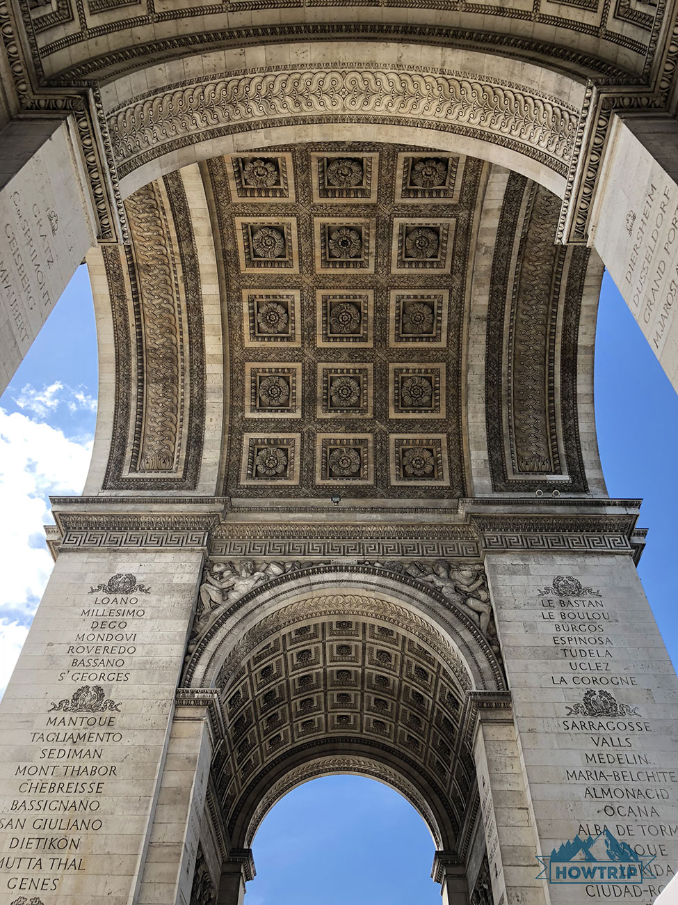 Триумфальная арка снизу в Париже