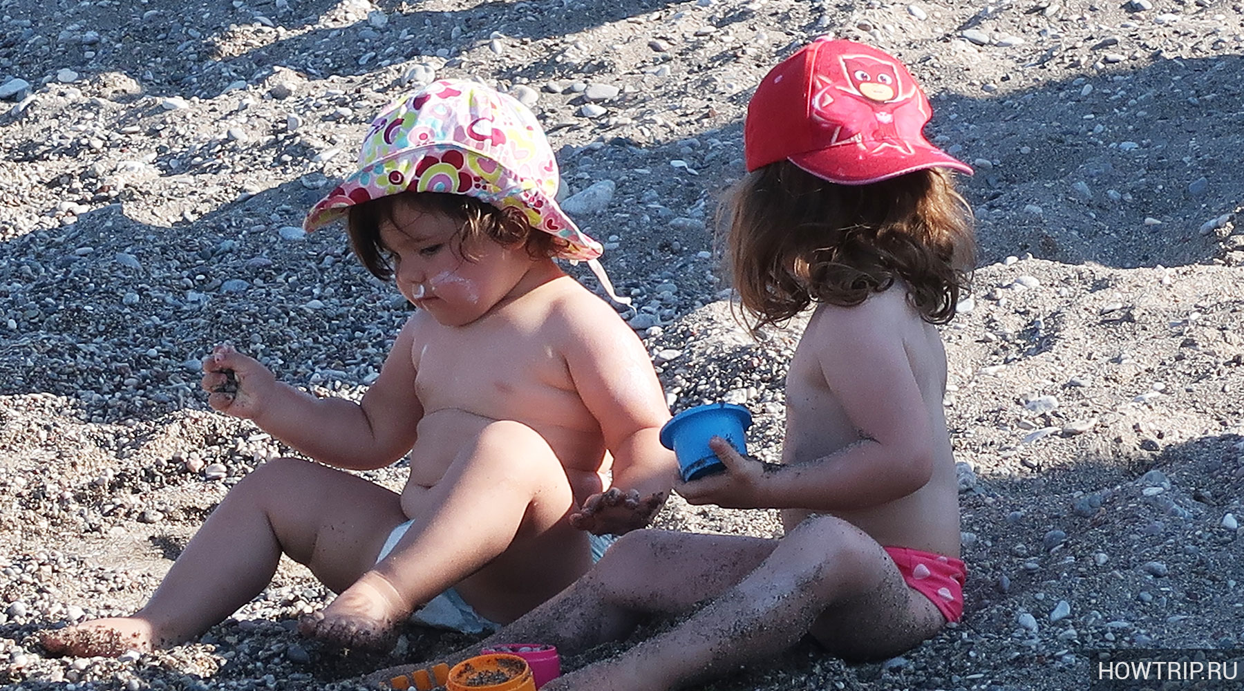 Дети играют на пляже