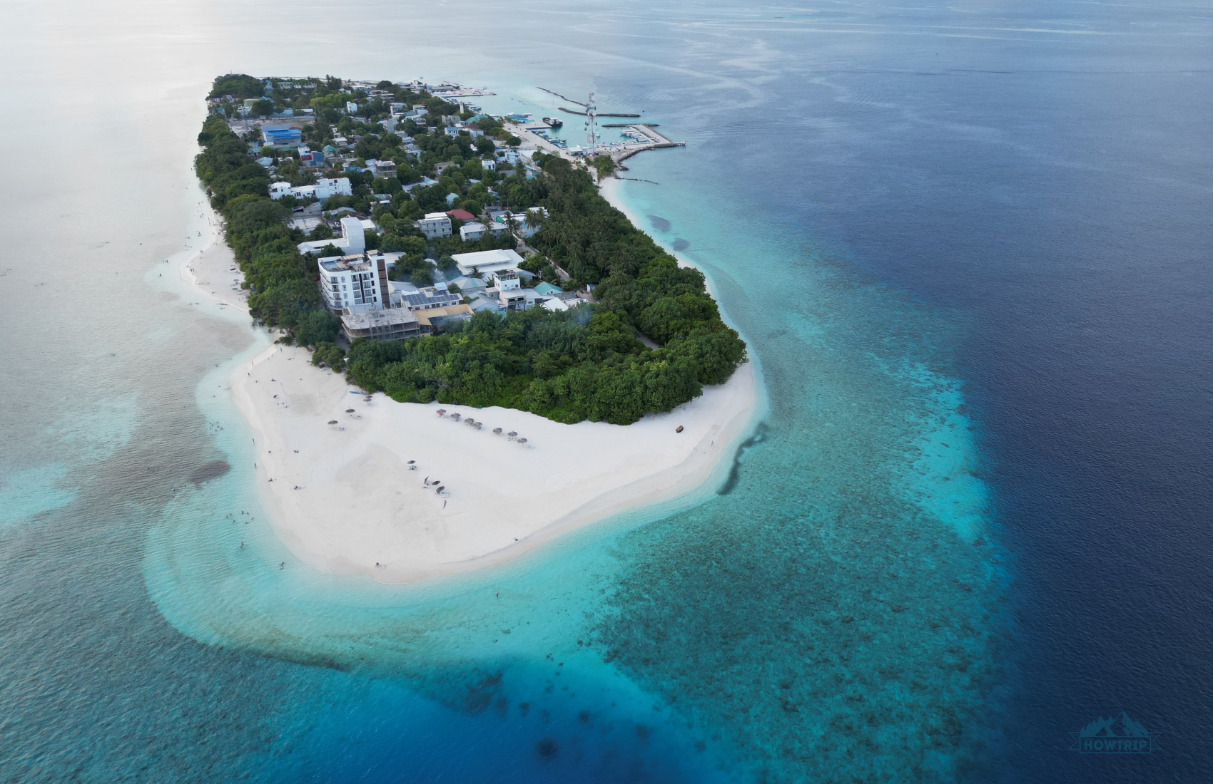 Остров локальный Укулхас Мальдивы с дрона