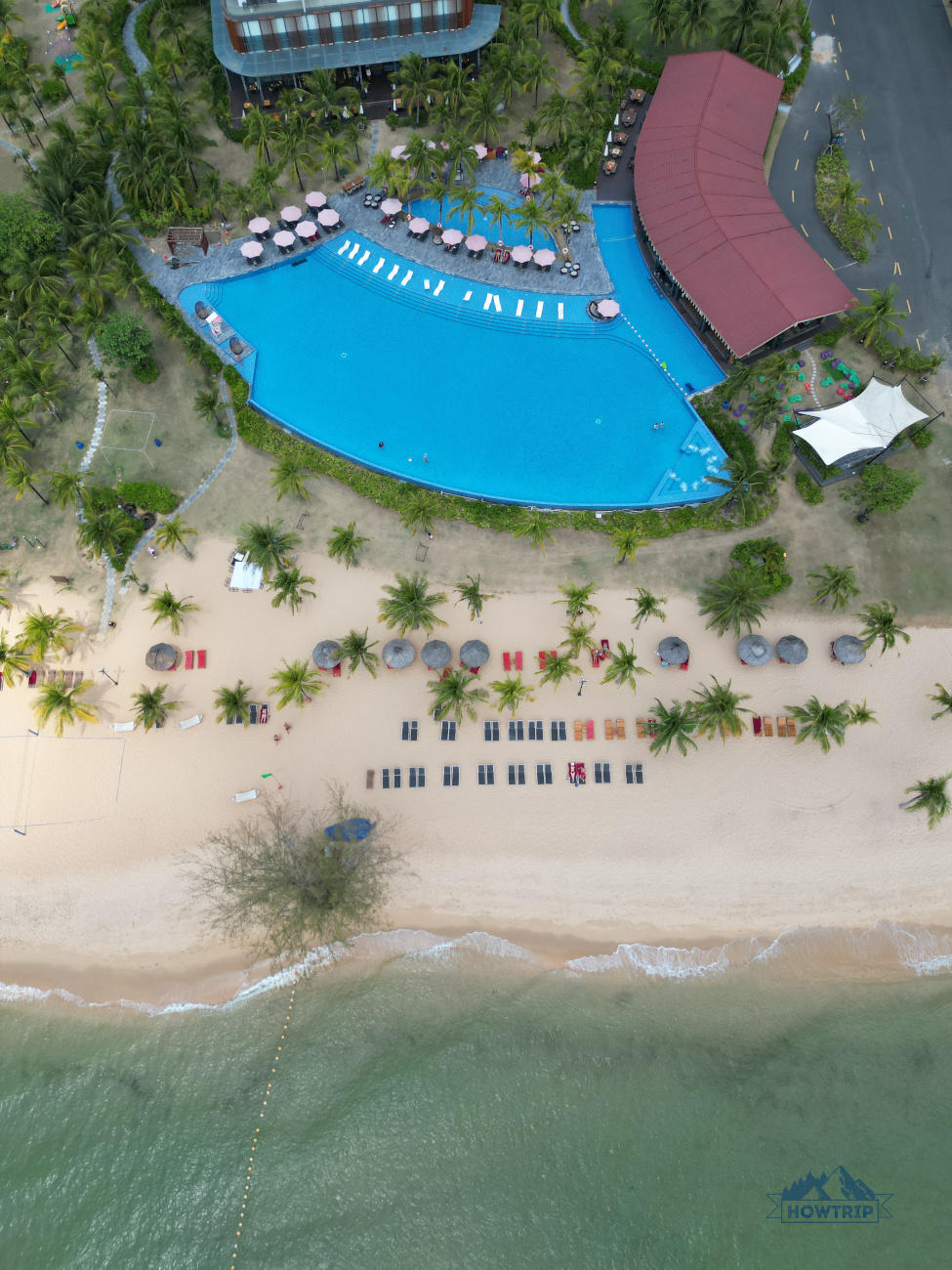 Отель и пляж на Фукуоке Вьетнам с дрона