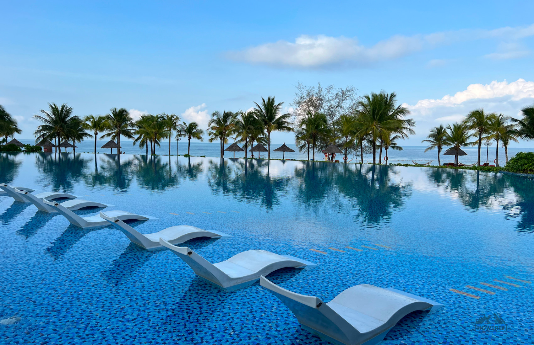 Открытый бассейн в отеле на Фукуоке Вьетнам