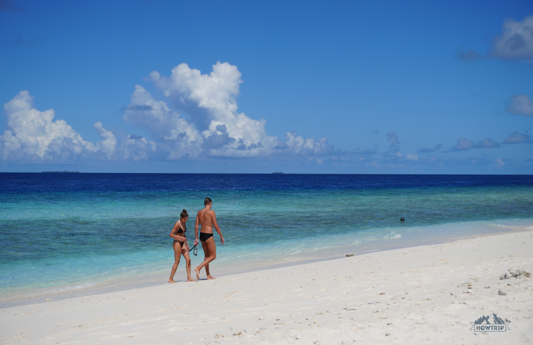 пляж на острове Укулхас и туристы на Мальдивах