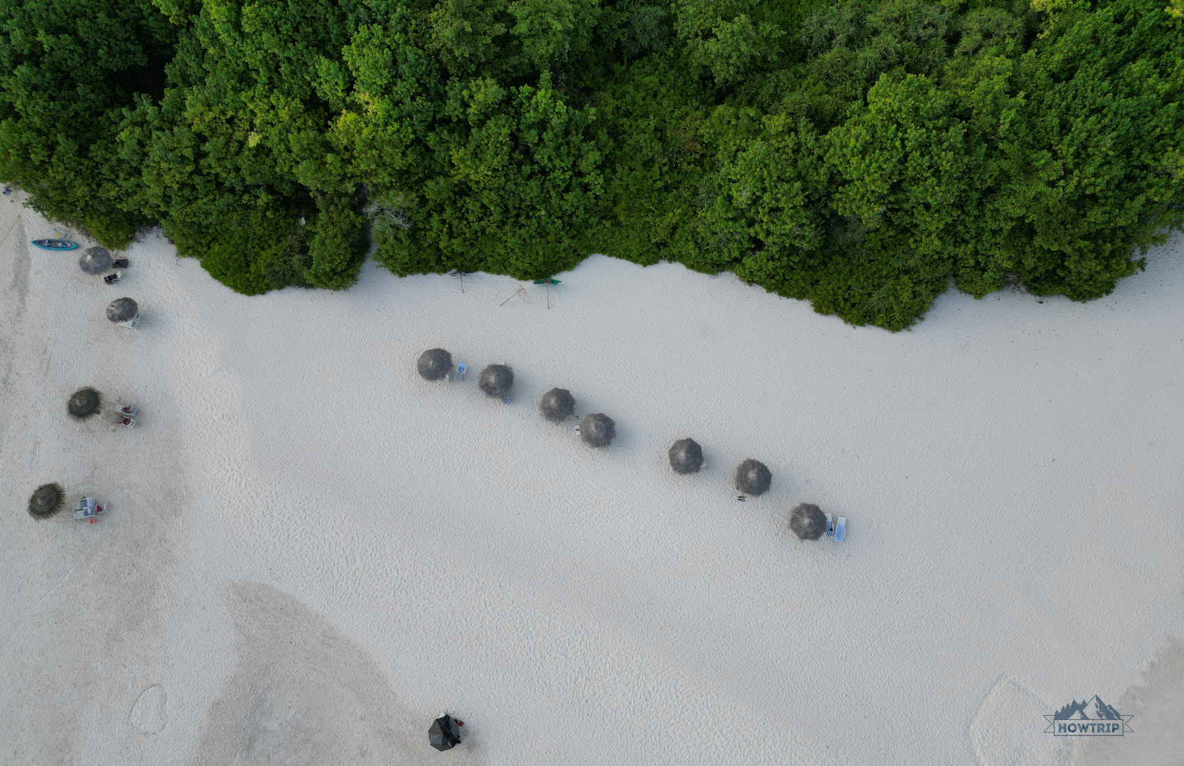 Пляж на Мальдивах вид с дрона