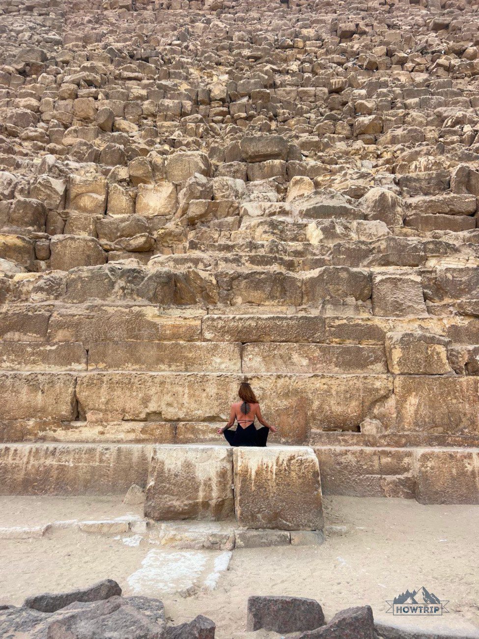 у подножия пирамиды в Египте