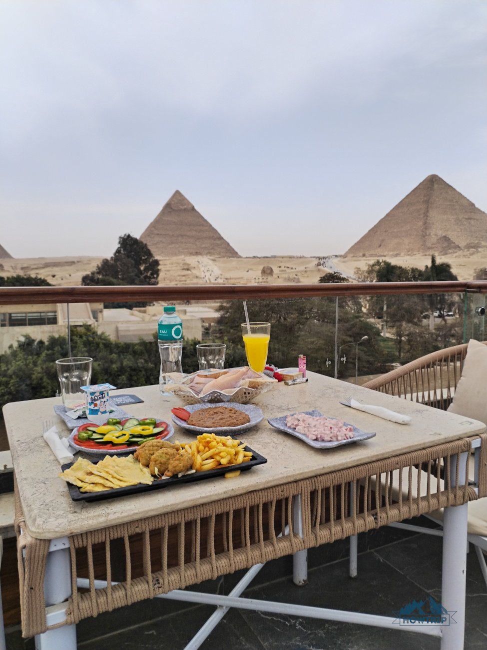 завтрак с видом на египетские пирамиды