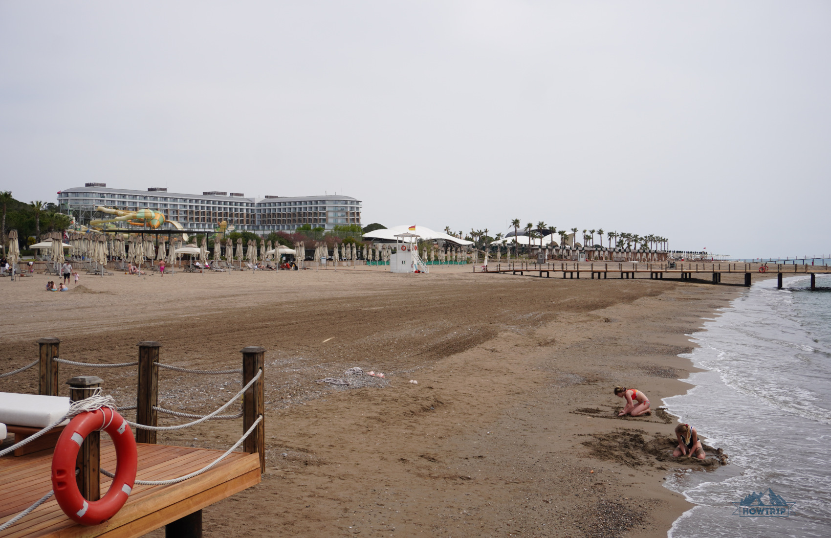 дети на пляже у пирса Voyage Belek 2