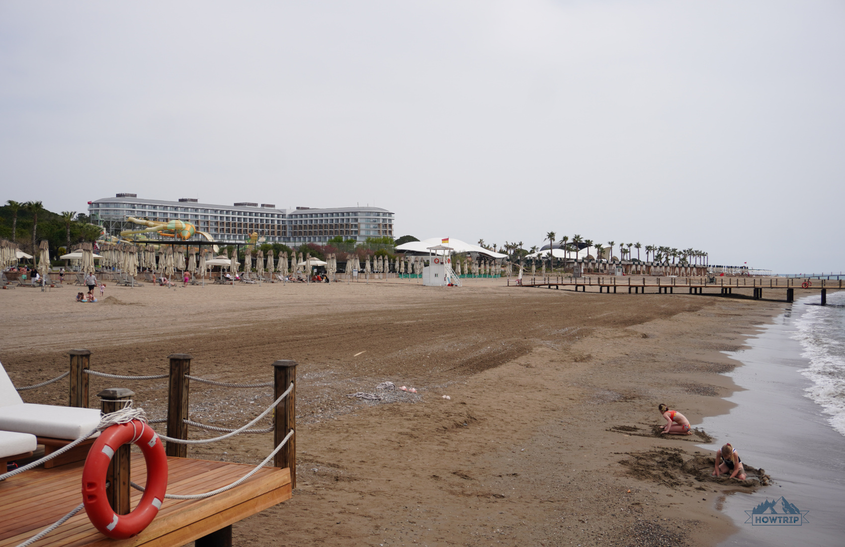 дети на пляже у пирса Voyage Belek