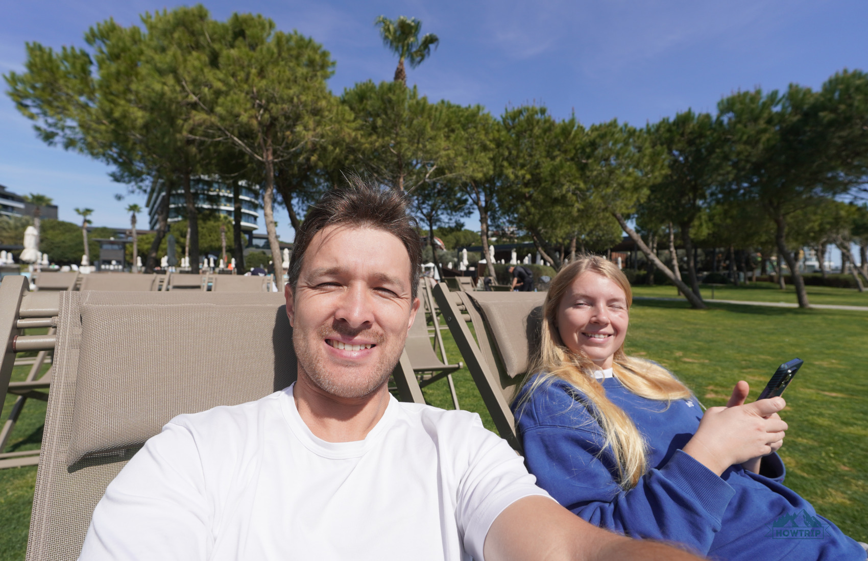 мы на лежаках в отеле Voyage Belek