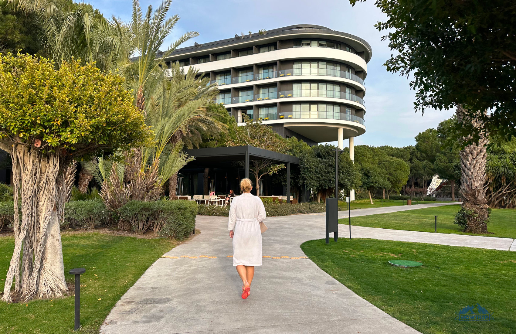 в халате на территории отеля Voyage Belek