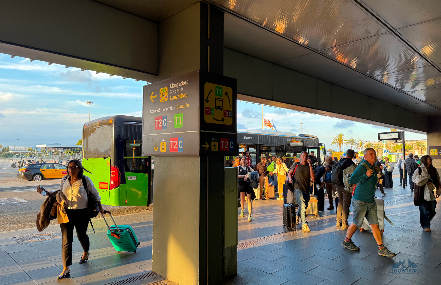 автобус внутри терминала аэропорта барселоны между терминалом 1 и 2