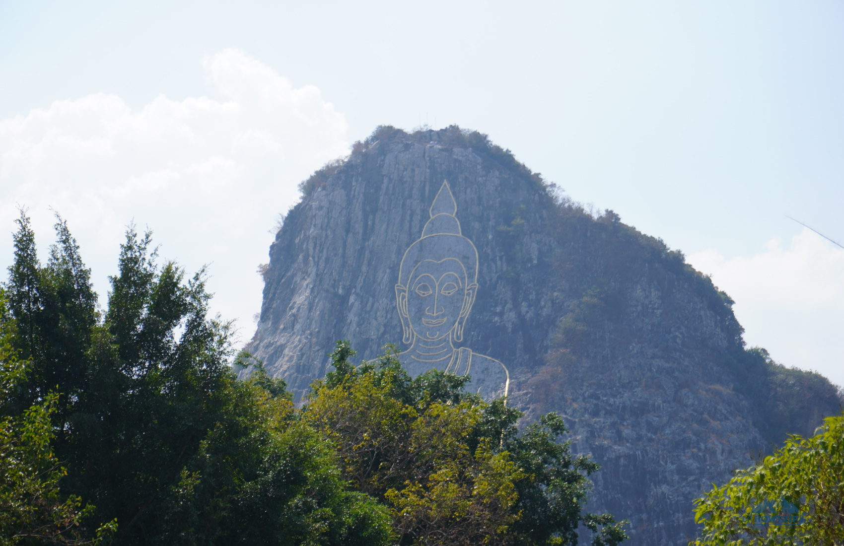 Будда, вырезанный в горе в Паттайе Будда, вырезанный в горе в Паттайе