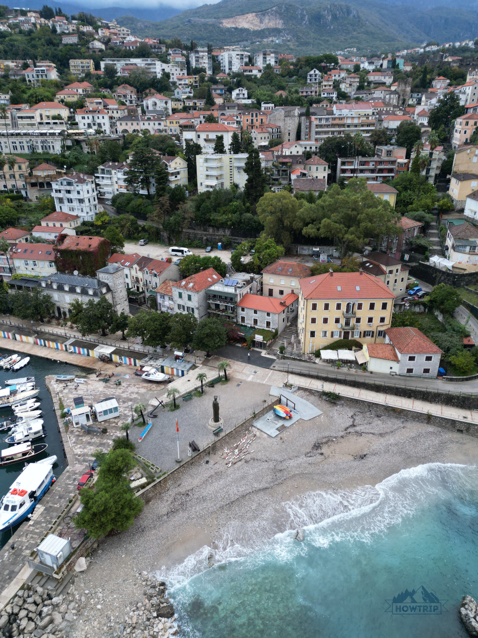 вид на Херцег Нови из окна номера отеля