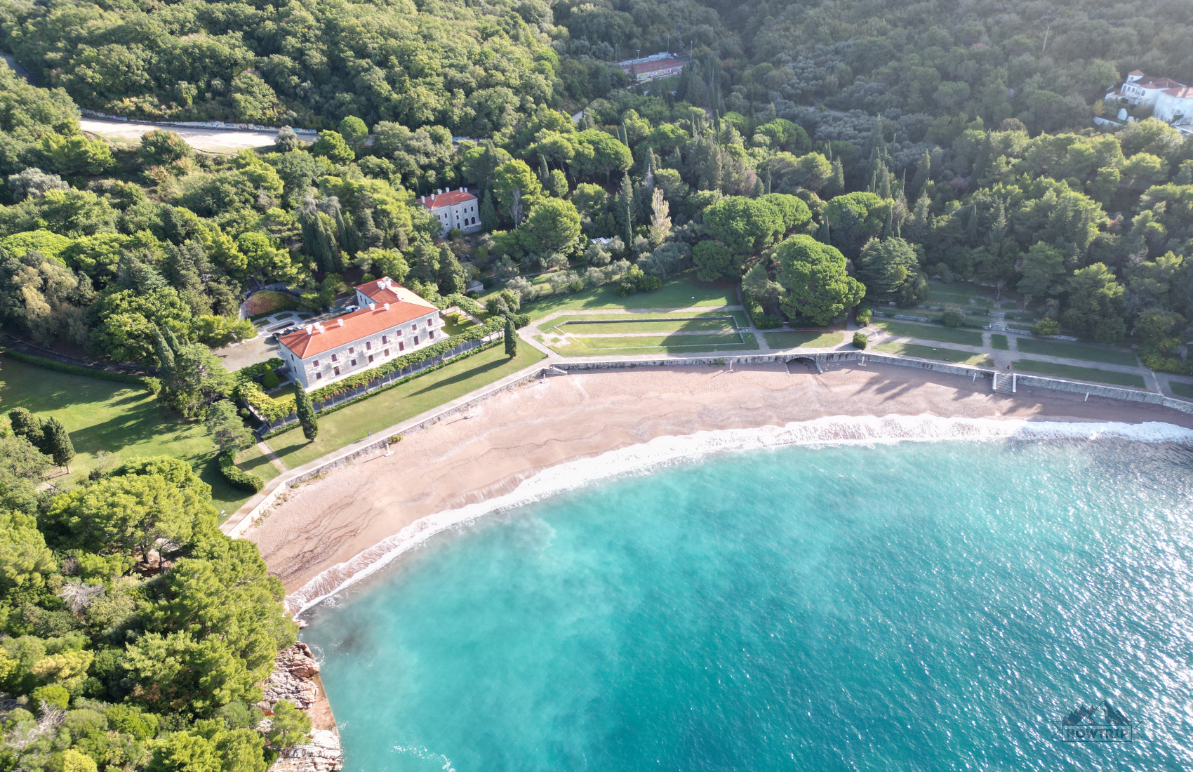 Пляж в Черногории с голубой водой