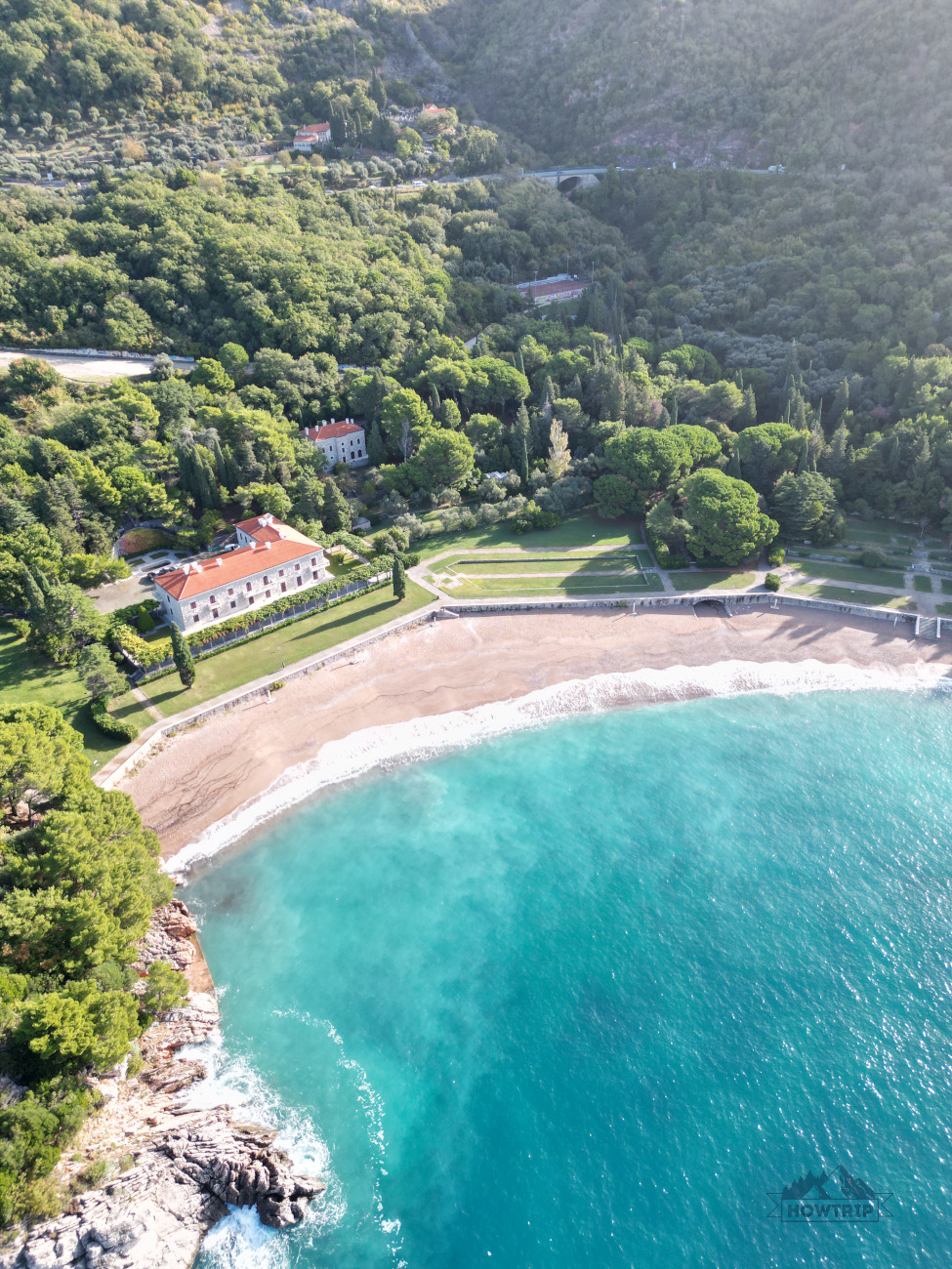 пляж в Черногории рядом со Свети Стефан пляж в Черногории рядом со Свети Стефан