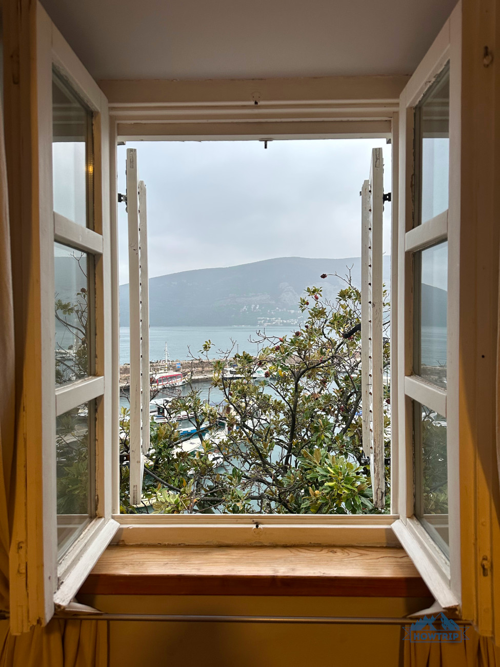 вид на Херцег Нови из окна номера отеля