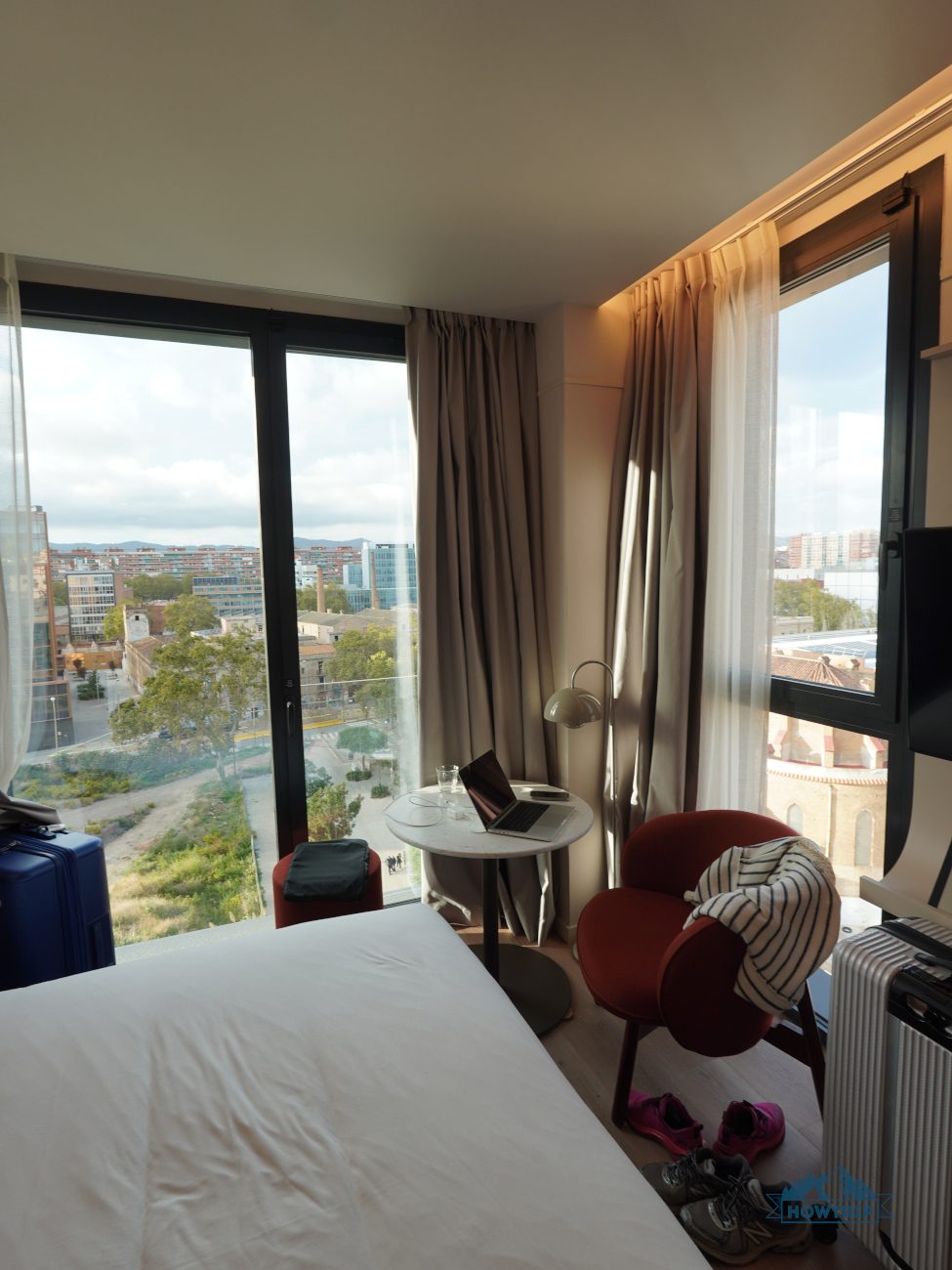 наш номер в отеле The Social Hub в Барселоне и вид
