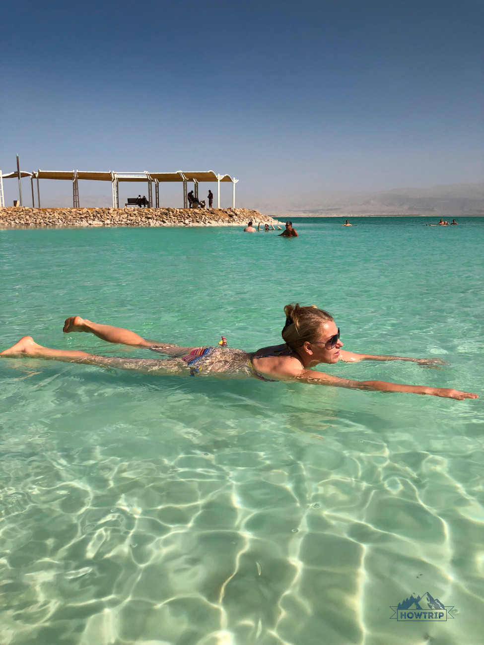 плаваем на мертвом море в Израиле