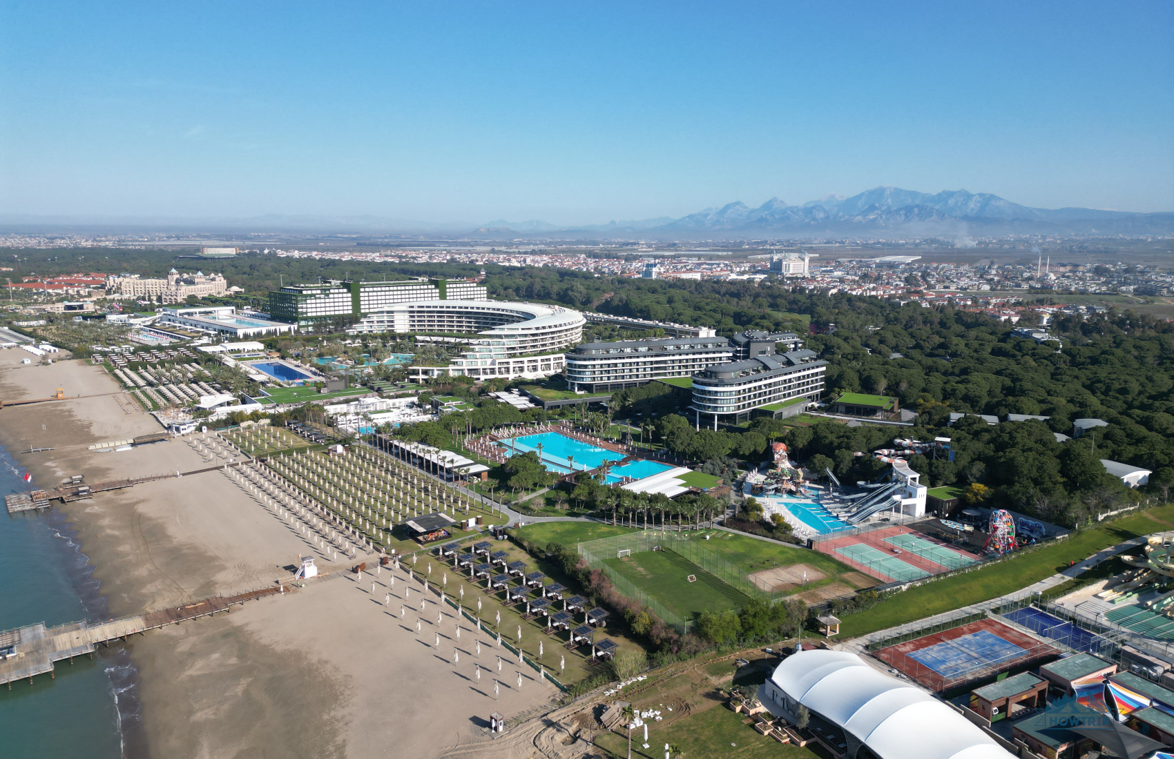 побережье у отеля Voyage Belek и Maxx Royal с дрона побережье у отеля Voyage Belek и Maxx Royal с дрона